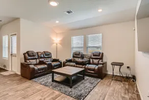 Simple Lovely Home Close to the Airport & Tesla! - Image 3