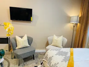 Cozy & huge studio w/ full kitchen & bath - Image 2