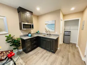Cozy & huge studio w/ full kitchen & bath - Image 3