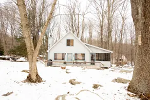 Cozy Poconos cabin with fireplace, close to lake - Image 5