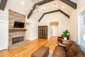 Private Beautiful Home with 10+ Acres! - Image 2