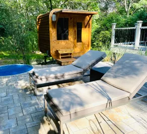 Luxurious Spa Suite with Jacuzzi, Outdoor Sauna, Plunge Pool and Steam-bath - Image 4