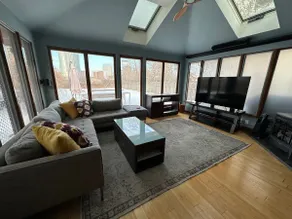 Private urban oasis with amazing downtown views - Image 2