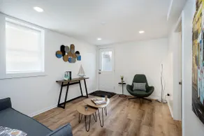 Trendy Chicago Apartment - FREE Parking Spot - Image 2