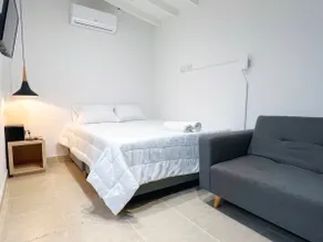 Fast WiFi, A/C, 1 Min Lleras Park Poblado, No Fees. - Image 3