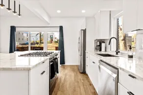 Modern Sleek Home! Near ALL Entertainment Districts! - Image 3