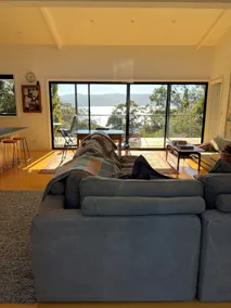 Bruny Island shack close to the beach - Image 2