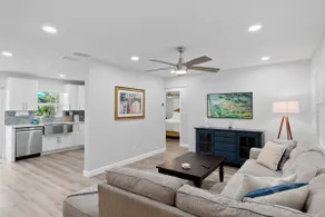 Tropical 3bd bungalow with pool! Walk to Bayshore! - Image 3