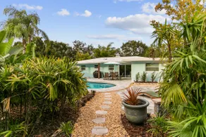Tropical 3bd bungalow with pool! Walk to Bayshore! - Image 2