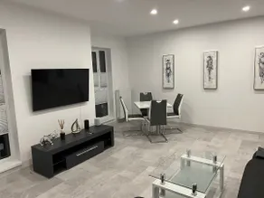 Stunning 2-Room Penthouse with Lakeview W11 - Image 2