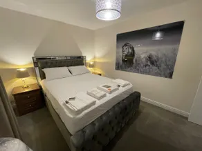 MODERN 4 BEDROOM HOUSE WITH GARDEN & PARKING - Image 4