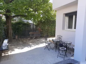 Large apartment with garden in single house - Image 5
