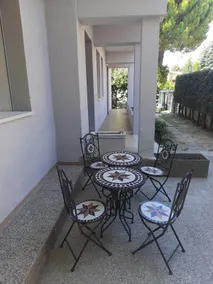 Large apartment with garden in single house - Image 2