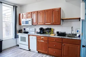 115#202 / Charming Downtown Dubuque Apartment - Image 3