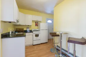 Economy 2 Bed w/ Free Parking in East Cambridge - Image 4