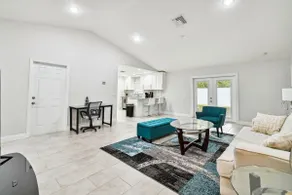 Convenient Stay & Close to Tampa & Attractions - Image 2