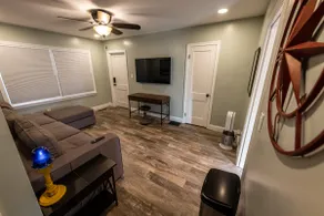 AIR BnB -- Aviation Themed Comfort - Image 4