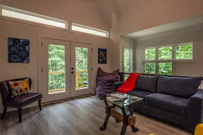Charm of a Tree House. Comforts of Home. - Image 3
