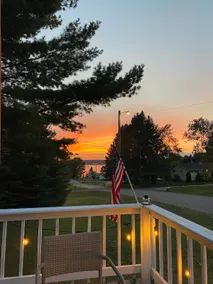 LeClaire’s Last Resort -Entire home with lake view - Image 4