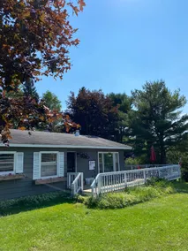 LeClaire’s Last Resort -Entire home with lake view - Image 2