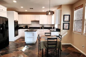 4BR•2 King Beds•Long-Term Insurance Stay-Book Now! - Image 4