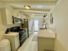 J&T's Lake Park Bungalow - Image 3