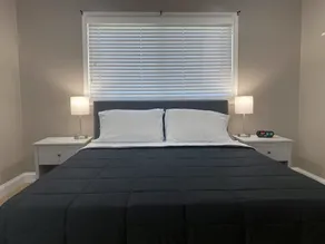 Entire 5 bedroom home by shopping and restaurants. - Image 3