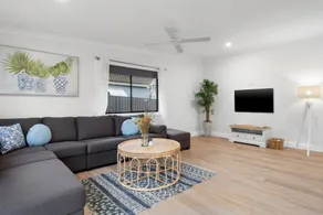Charming, Luxurious 4 Bed, 2 Bath Classic Cottage - Image 3