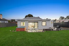 Charming, Luxurious 4 Bed, 2 Bath Classic Cottage - Image 2