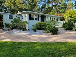 NEWLY RENOVATED 2 bedroom 2 bath LAKEFRONT home - Image 2