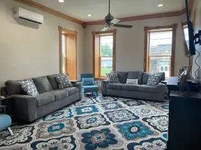 Beautiful Manor with 4 bedrooms and 3 baths - Image 5