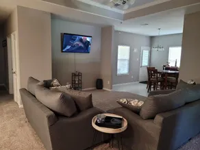 Beautiful 3 Bed 2.5 bath home with long drive way - Image 3
