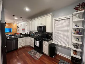 Cozy 2BR/2BA by River, Sleeps6, W/D, Parking, Desk - Image 2