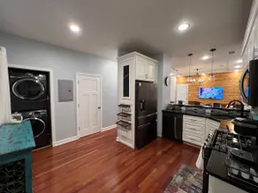 Cozy 2BR/2BA by River, Sleeps6, W/D, Parking, Desk - Image 3