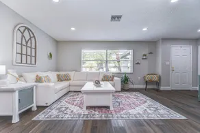 Bright & Beautiful 3/2 house close to Beaches & Fun - Image 3