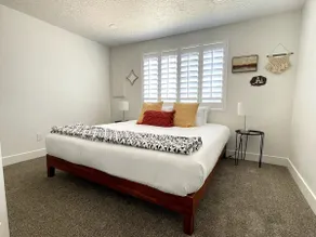 Bright and newly renovated home - Image 5