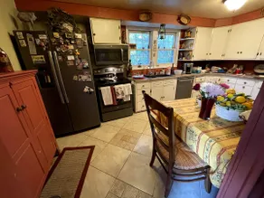 Charming Farmhouse on 5 Acres close to EAA! - Image 2