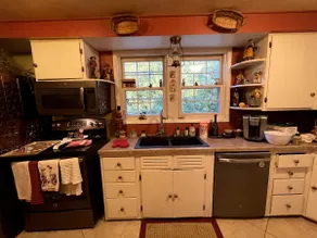 Charming Farmhouse on 5 Acres close to EAA! - Image 3