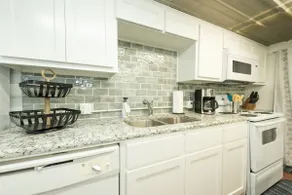 Downtown Hideaway on trendy Denton square - Image 4