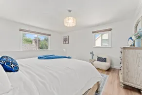 Cheerful 2-Bedroom Home in LA with Mountain View - Image 4