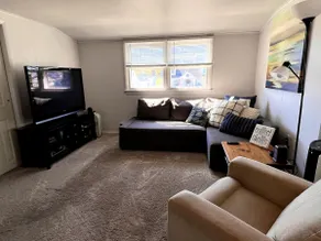 Comfortable 2-bedroom beach home with parking. - Image 4