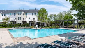 New Intown Waterfront Townhome wPool & Location - Image 4