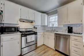 Light and Airy Midtown Charmer - Image 4