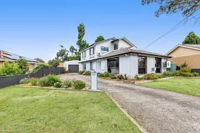 Goldfields house Big spacious bright family home - Image 3