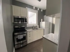 Cozy One Bedroom Apartment in Century Home - Image 4