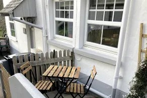 Charming 2 bedroom cottage, with delightful garden - Image 2