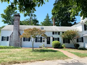 Walk to Beach & Ferry: AC + Private Yard - Image 4