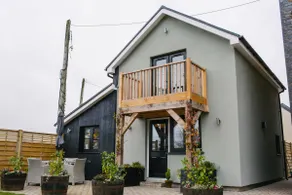 Gower Villa Luxury Cottage, 2 bedroom en-suite with Hot Tub - Image 2