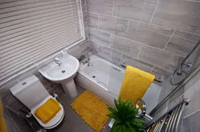 Cheerful 3 bedroom house close to Cheshire Oaks - Image 2