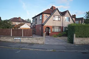 Cheerful 3 bedroom house close to Cheshire Oaks - Image 3